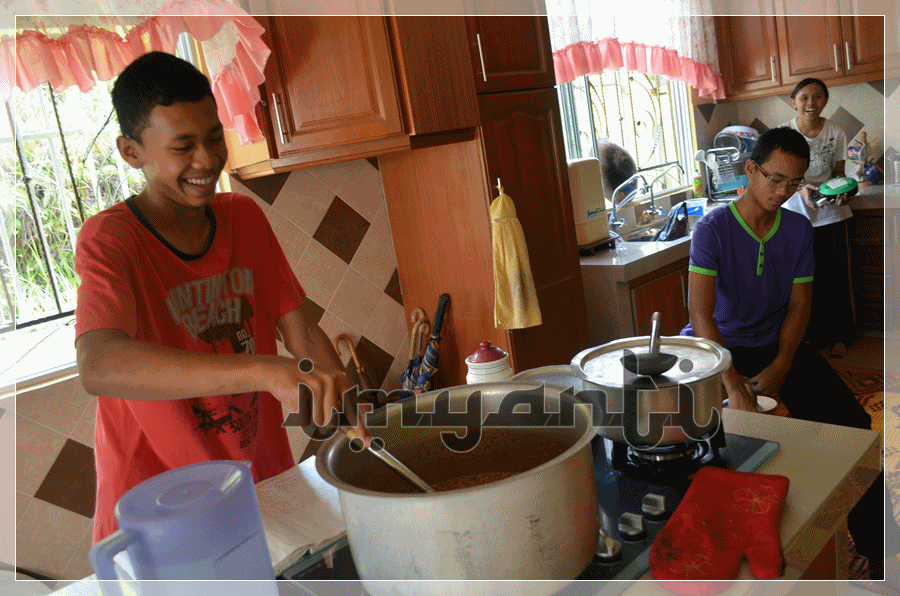 Menolong Ibu Memasak Di Dapur Images Menolong Ibu Memasak Di Dapur Aku Source Abuse Report