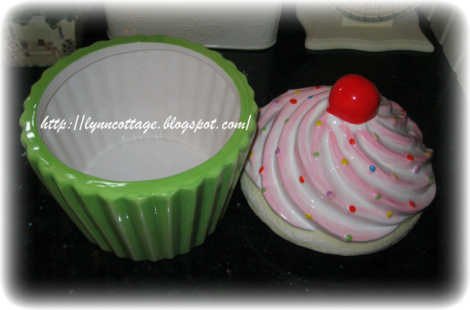 lynn's cottage CERAMIC & CANISTER CUPCAKE......