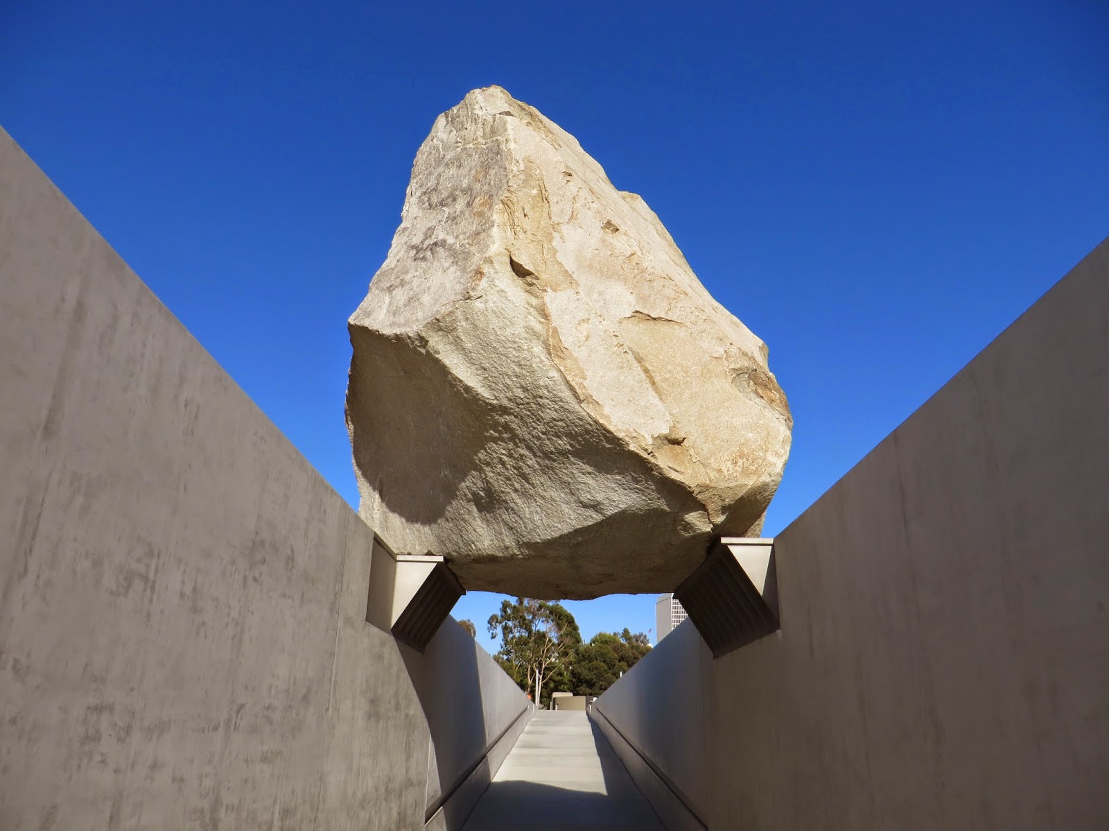 EntreVoir: Michael Heizer - Levitated Mass.