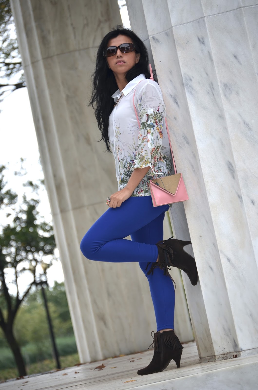 what color shirt goes with blue leggings