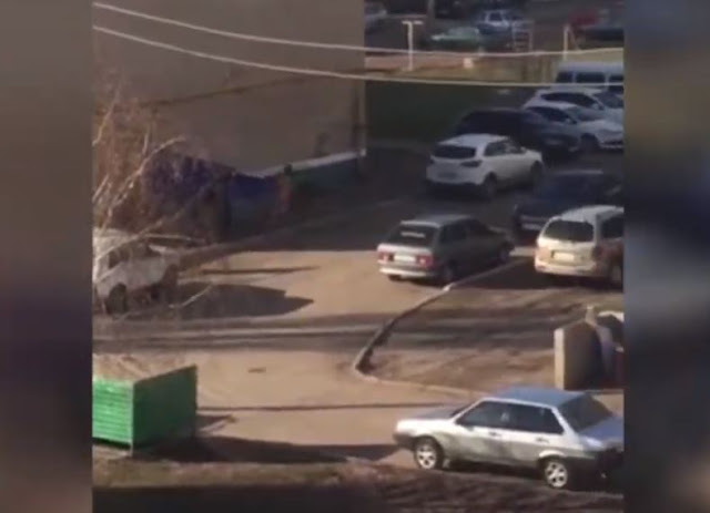В Салавате по улице бегал голый раненый мужчина (Видео) В Салавате по улице бегал голый раненый мужчина (Видео)
