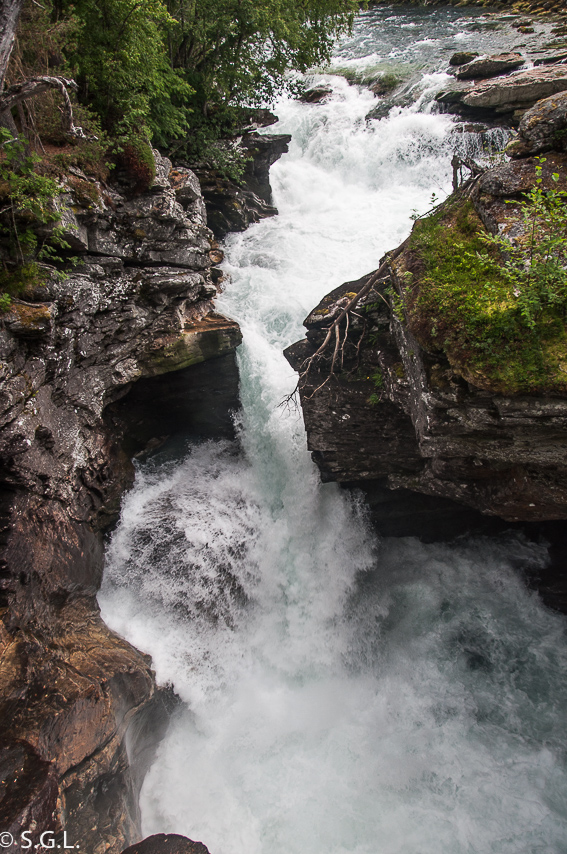 Cañón Gudbrandsjuvet y cascada en Valldal. Noruega