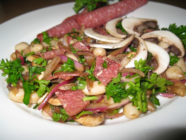 Salata cu fasole si ciuperci (Bean and mushroom salad)