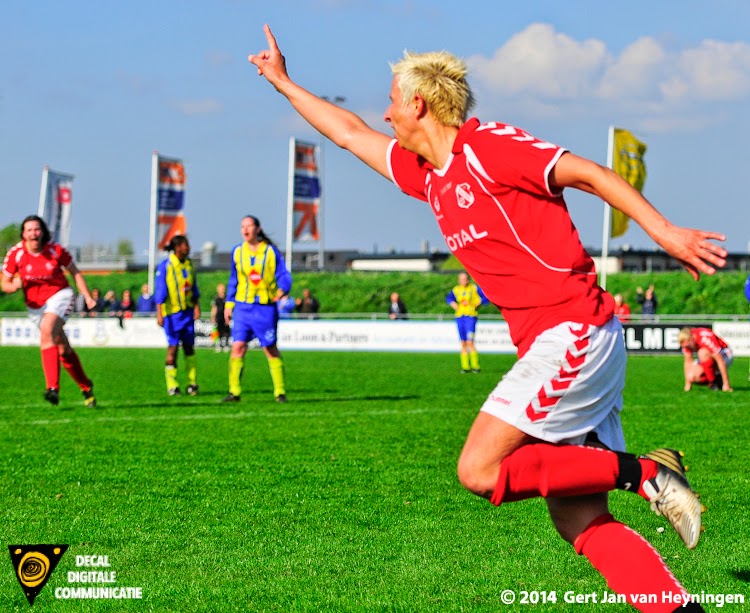 Petra Dugardein van Rhoon scoorde de 0-1 tegen Berkel. Links Patty Damsma en rechts Ashley van Elswijk.