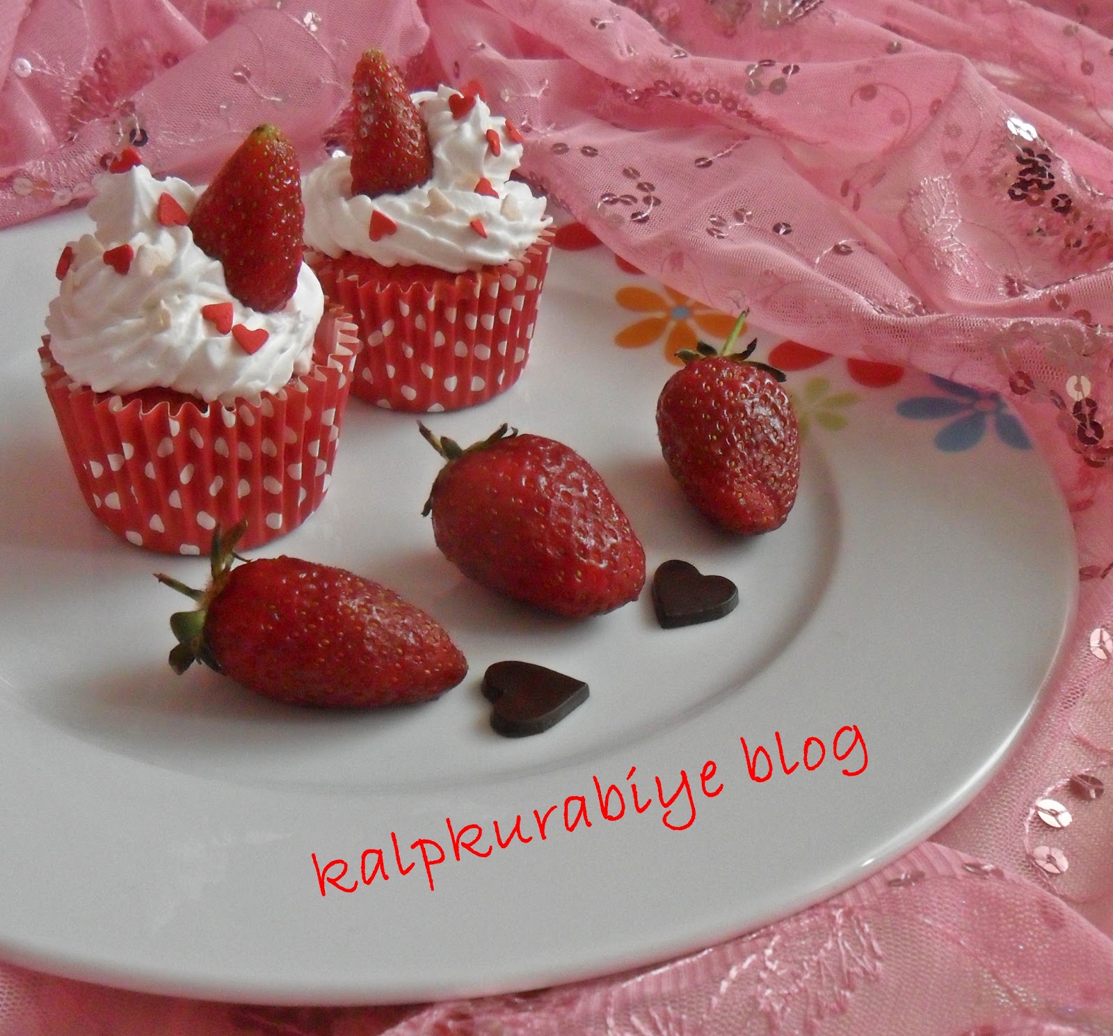 ÇilekliLimonluÇikolatalı Cheesecake (Porsiyonluk) Bomba Yemek Tarifleri
