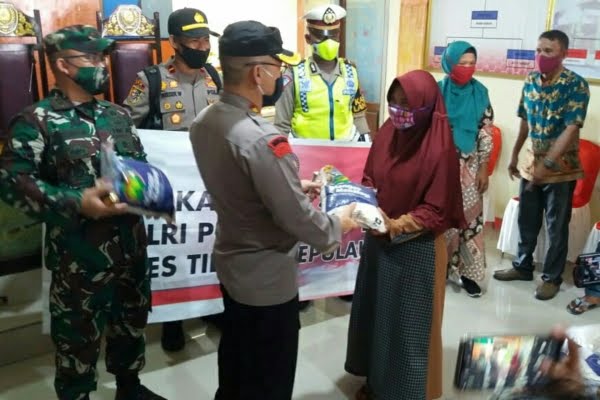 Yohanes Jalung Siram dan Cecep Kurniawan Bagi Sembako ke Warga Tikep Terdampak COVID19 Yohanes Jalung Siram dan Cecep Kurniawan Bagi Sembako ke Warga Tikep Terdampak COVID19