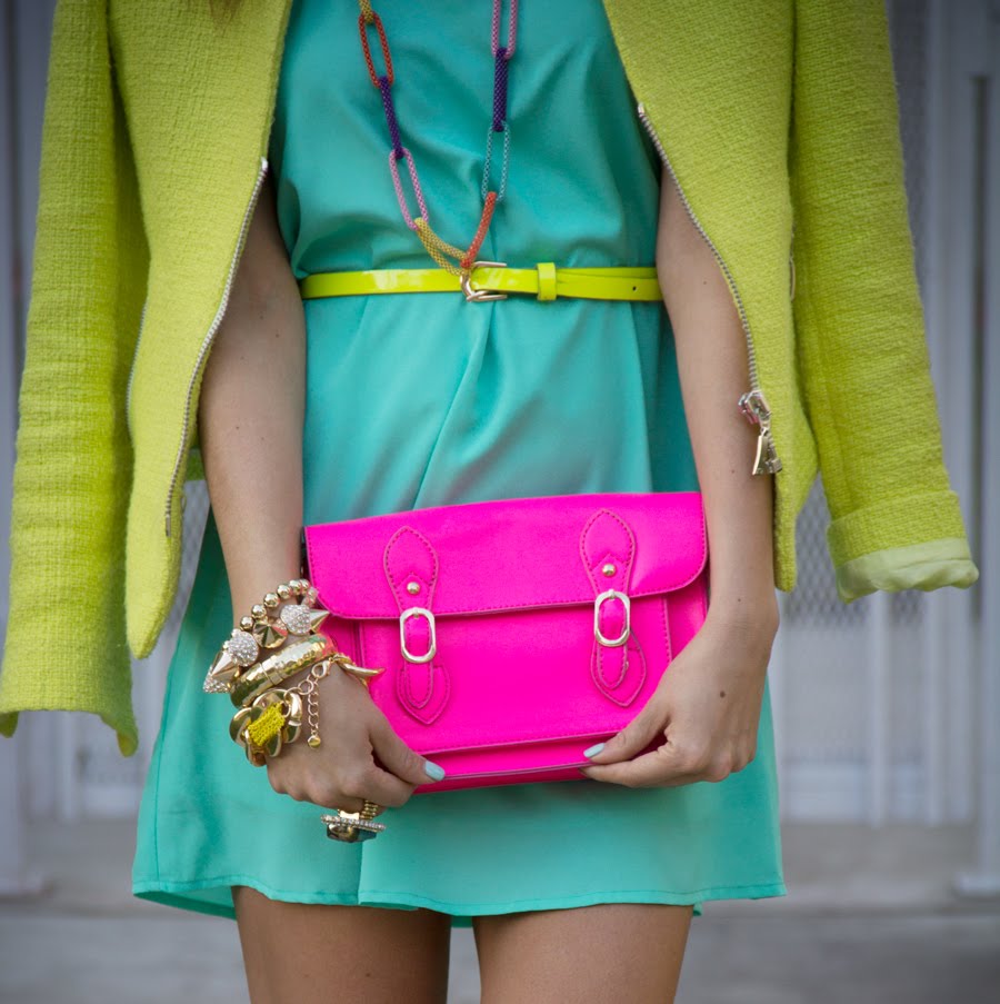 красивые сочетания цветов. неоновая зеленая сумка. неоновые цвета в одежде. сочетание кислотных цветов. яркие цвета в одежде.