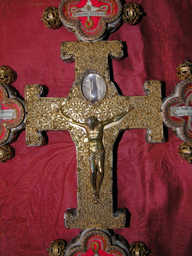 Το κεντρικό μέρος του σταυρού. http://leipsanothiki.blogspot.be/ Ο Τίμιος Σταυρός της εκκλησίας της Αγίας Καικιλίας στο Κόμο της Ιταλίας http://leipsanothiki.blogspot.be/