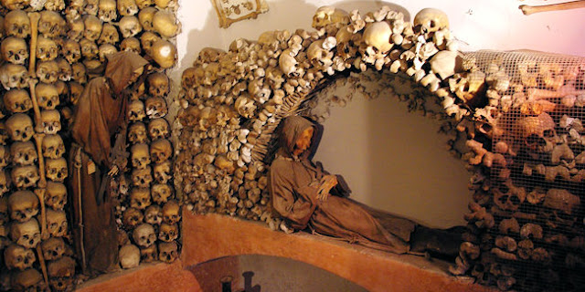 La Crypte de l'Eglise des Capucins à Rome E9c6a398bc465f8b06005a65403a3656