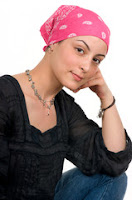 <Img src ="Foto de mujer.jpg" width = "362" height "520" border = "0" alt = "Foto de mujer que tapa el pelo perdido por tratamiento oncológico.">