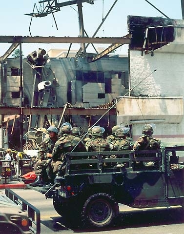  pequeñas curiosidades  - Página 22 Photos+of+The+1992+Los+Angeles+Riots+(13)