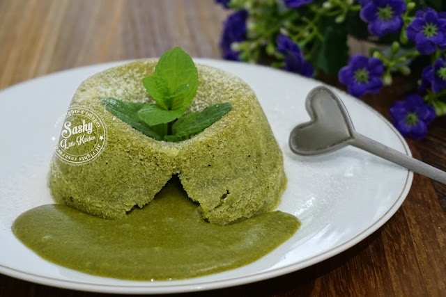 Green Tea (Matcha) Molten Lava Cake I www. sashylittlekitchen.com