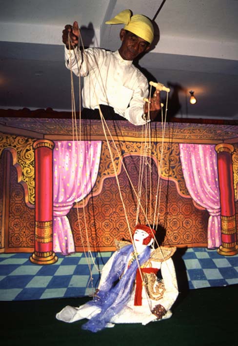 un tipico spettacolo orientale di marionette