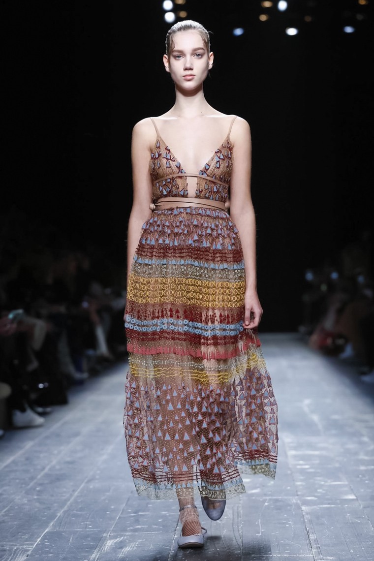 Valentino Fall/Winter 2016-2017 RTW PFW valentino-fall-winter-2016-2017-collection-paris-fashion-week, valentino-fall-winter-2016-2017, valentino-fall-winter-2016, valentino-fall-winter-2017, valentino-fall-winter, valentino-fall, valentino-fall-2016, valentino-fall-2017, valentino-fall-2016-2017, valentino-automne-hiver, valentino-automne-hiver-2016-2017, valentino-automne-hiver-2016, valentino-automne-hiver-2017, paris-fashion-week-2017, du-dessin-aux-podiums, dudessinauxpodiums
