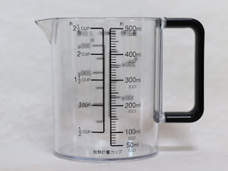 取っ手左側
ml(cc)とCUPの表記 パール金属 日本製 耐熱 計量カップ 500ml 食洗機対応 BLACKS C-8622