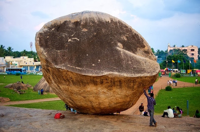 bola de mantequilla Mahabalipuram roca enorme en equilibrio