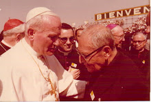 Monseñor Quezada con el Papa Juan Pablo II