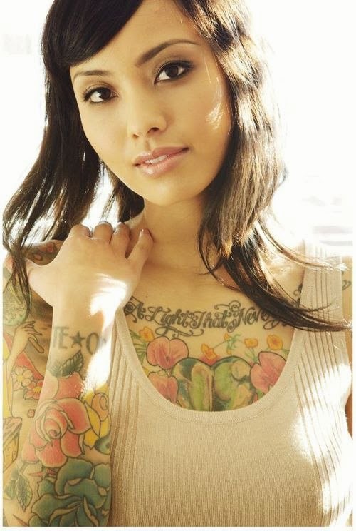 Preciosa modelo risueña con tatuaje de flores