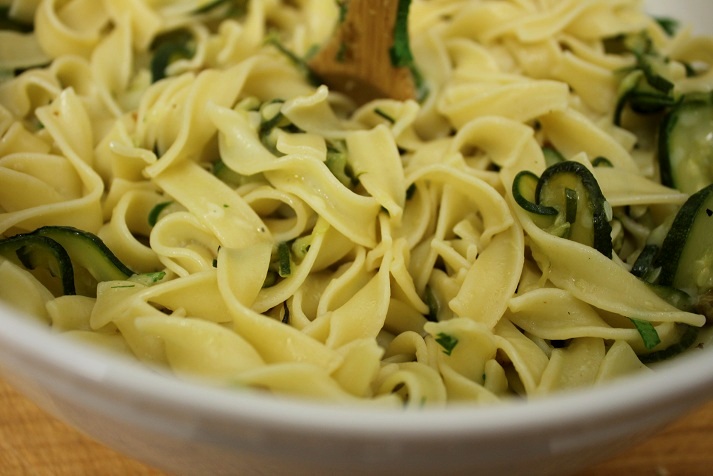 Fooditka: Back to Cooking - Zucchini Noodles with Plump Golden Raisins