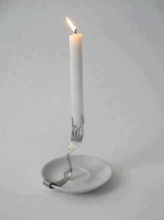 Un portavelas con un tenedor