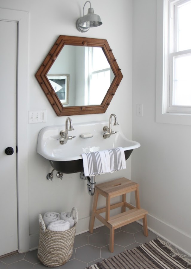 Cómo dar vida a un baño aburrido con decoración lowcost