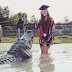Wah!!! Merayakan Wisuda dengan berfoto berdua bersama Aligator