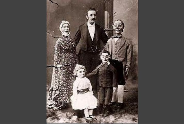 Kumpulan Foto-Foto Keluarga Paling Menyeramkan Jaman Dulu Kumpulan Foto-Foto Keluarga Paling Menyeramkan Jaman Dulu