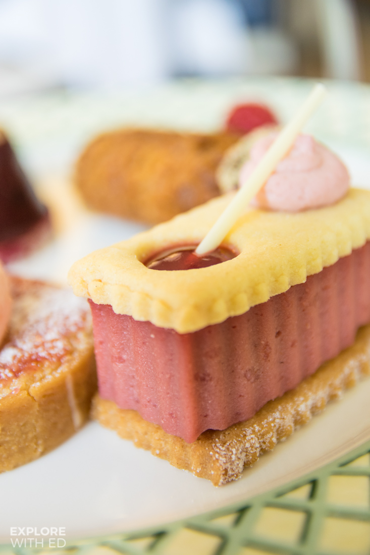 Jammie Dodger shortbread dessert with berries