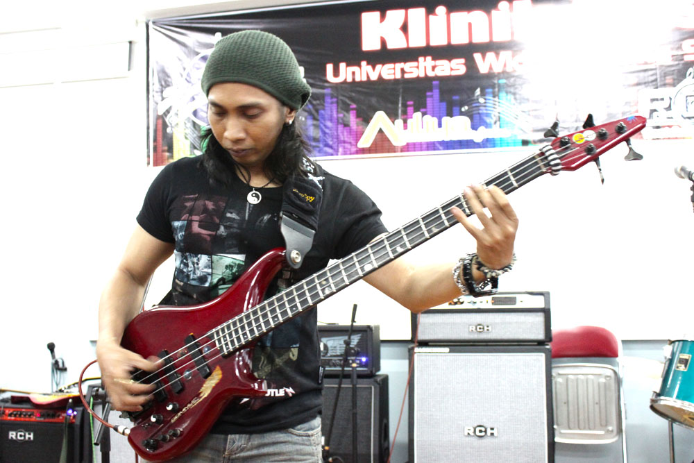 Bass live. Bass live