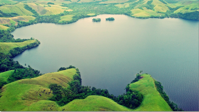 Danau sentani Jayapura Papua www.dihaimoma.com