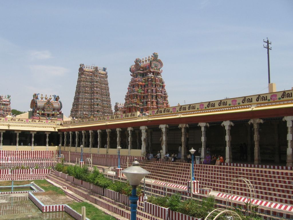 http://4.bp.blogspot.com/-te7L1AI8KsA/TcAhdGih1vI/AAAAAAAAAGA/kA9lQMsiIsk/s1600/Closer+view+of+golden+lotus+tank+of++Meenakshi+Amman+temple%252CMadurai.jpg