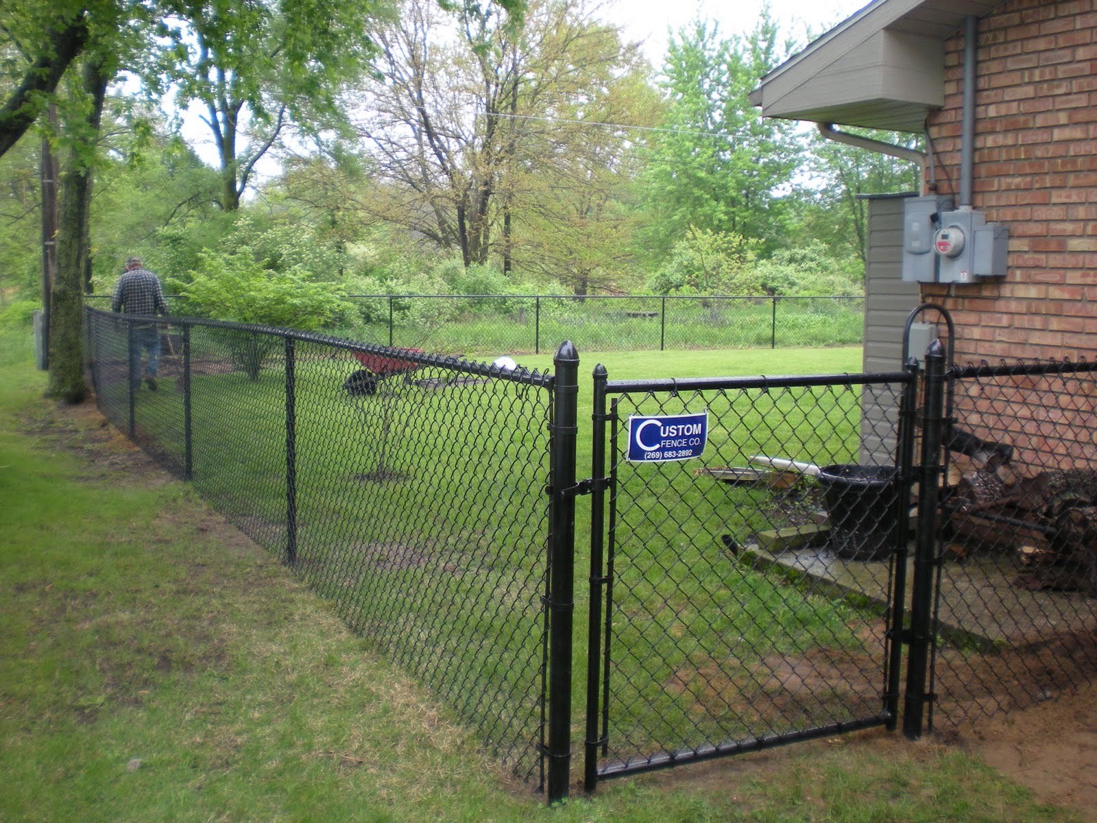 Custom Fence Company: How to Choose the Correct Gate Size