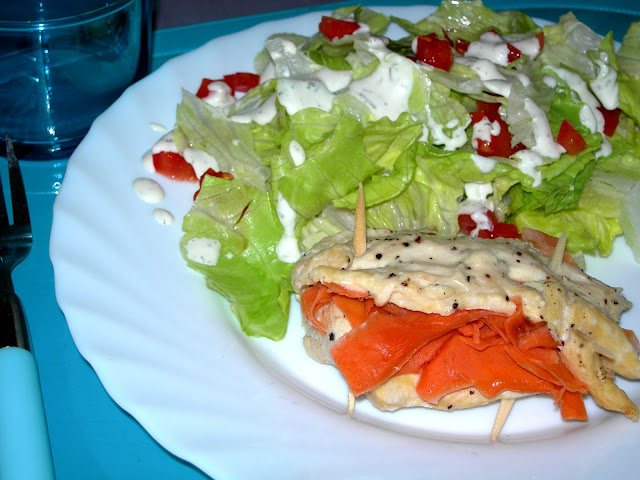 "Sandwich" de pollo y zanahoria al vapor con ensalada