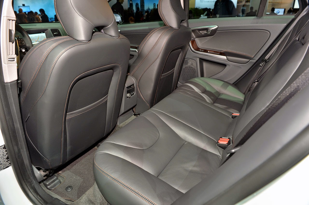 Volvo xc60 ll задний ряд. Задний подлокотник xc90. Задние сиденья вольво. Сиденья volvo s80. Задние сиденья вольво.
