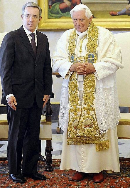 Liturgia Papal: uso de la estola con hábito coral