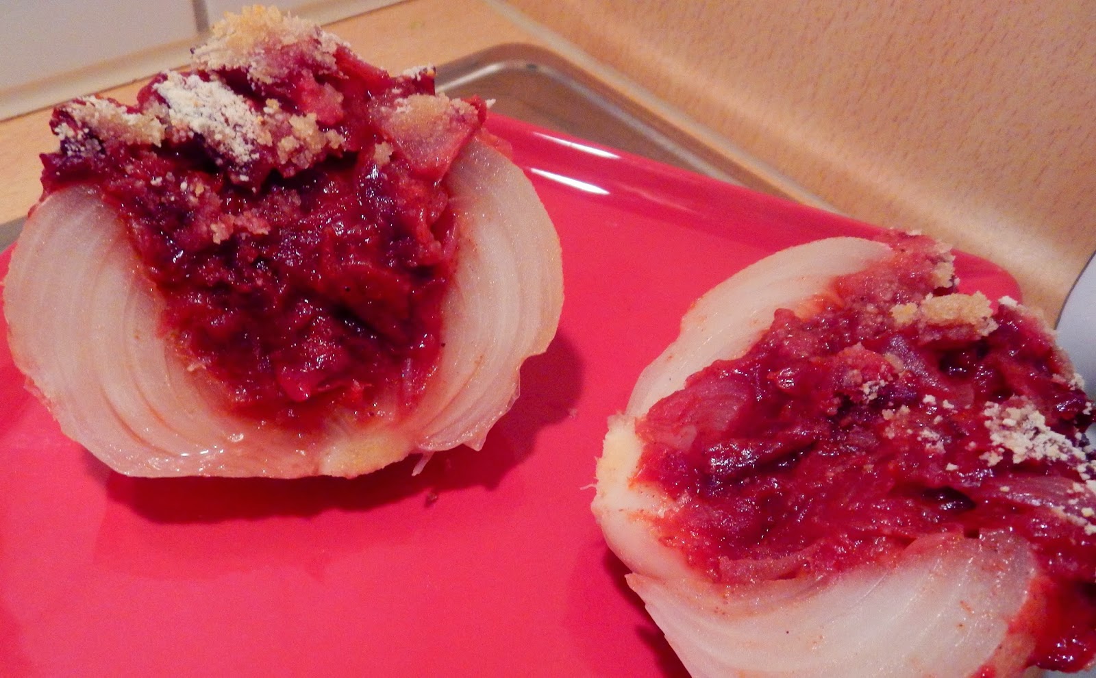 Chant de la fauvette: Gemüsezwiebel mit Pflaumen-Chili-Füllung