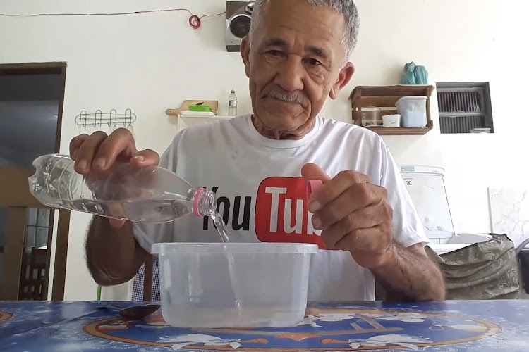 Conheça o senhor de 71 anos que bateu Anitta e Felipe Neto no Youtube