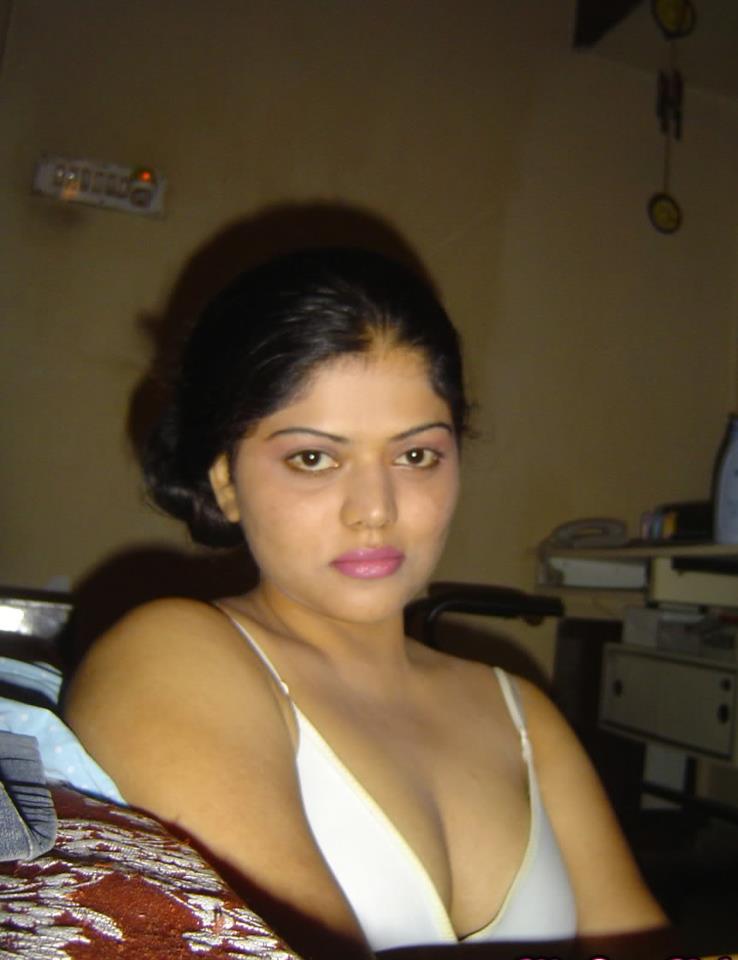 Desi Mallu Hot Actress Neha Nair Sexy Cleavage And Boobs Photo Telugu 
