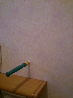 下地探しを壁に刺す写真 下地探しを壁に刺す写真