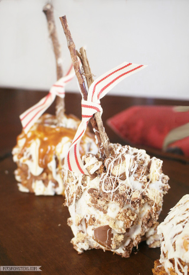 These delicious Candy Bomb Caramel Apples from / are the perfect way to use up leftover Halloween candy!