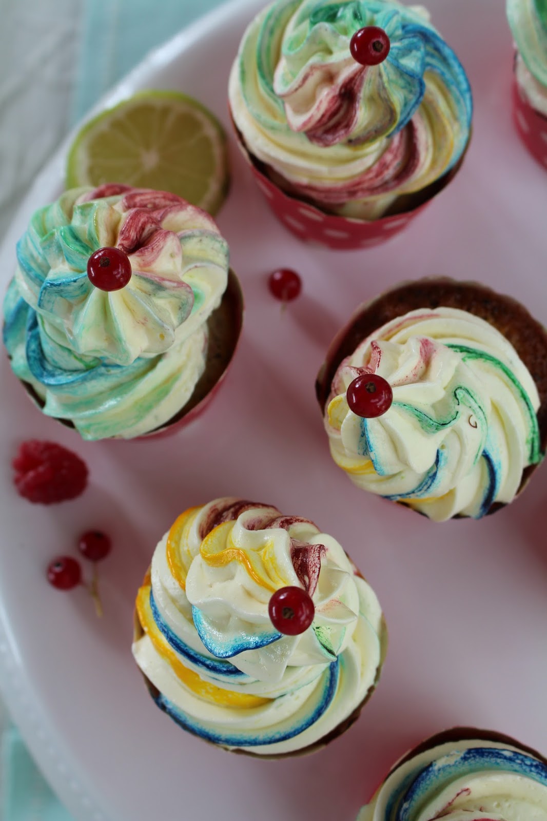 Zitrone-Mohn-Himbeeren-Cupcakes mit Regenbogen-Frosting: Youtube ...