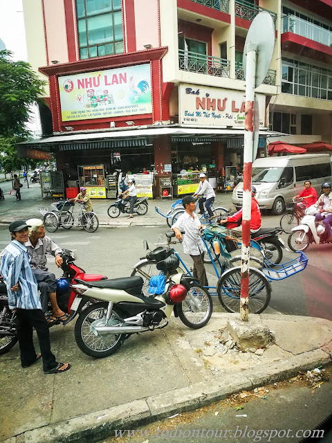 Straßengetümmel in Saigon: Roller, Mopeds, Rikscha, Räder...