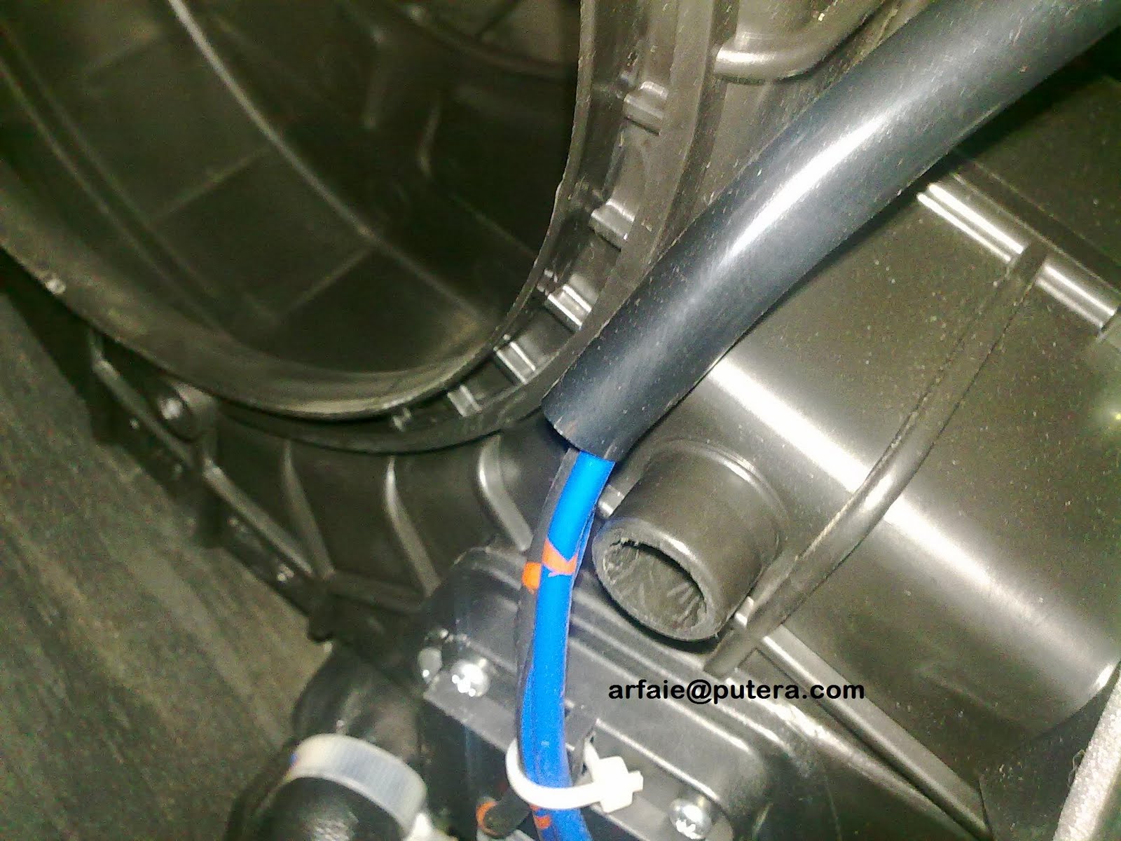 blower aircond tersumbat daun Joanne Newman