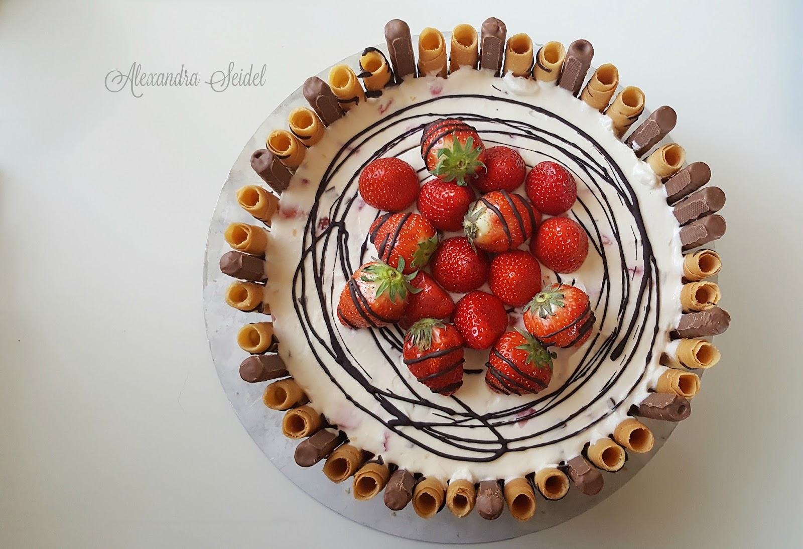 Erdbeer-Vanillejoghurt-Torte mit Amicelli-Rand