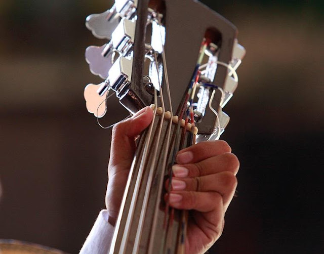 Mariachi emperador en Yucatán MX la guitarra instrumento del mariachi