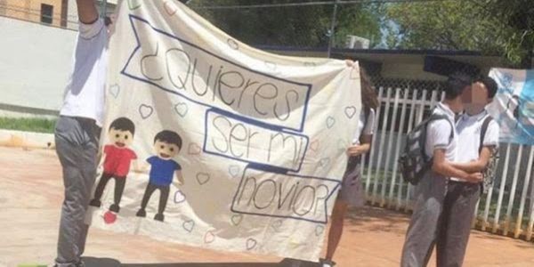 Un estudiante le pide a su compañero que sea su novio y el video se viraliza Un estudiante le pide a su compañero que sea su novio y el video se viraliza