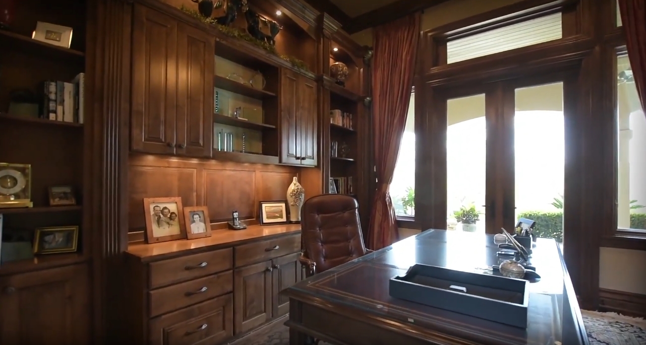17 Photos vs. Prestigious Barton Creek Home Interior Design Tour