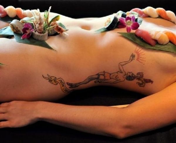 nackt hottie weibliche tattoos
