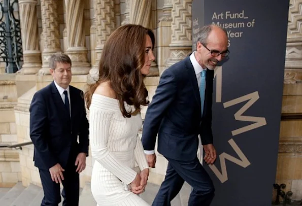 Kate Middleton presents the Art Fund Museum award 2016. Kate Middleton wore Barbara Casasola off-the shoulder knit dress