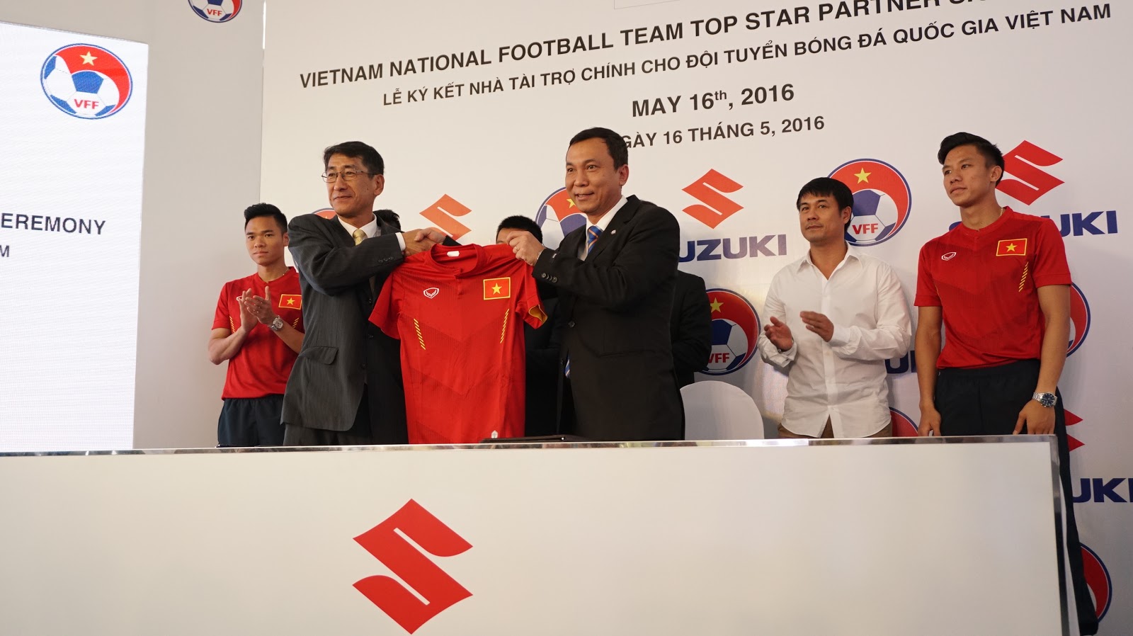 Đội tuyển trao tặng áo đấu cho đại diện Suzuki Việt Nam
